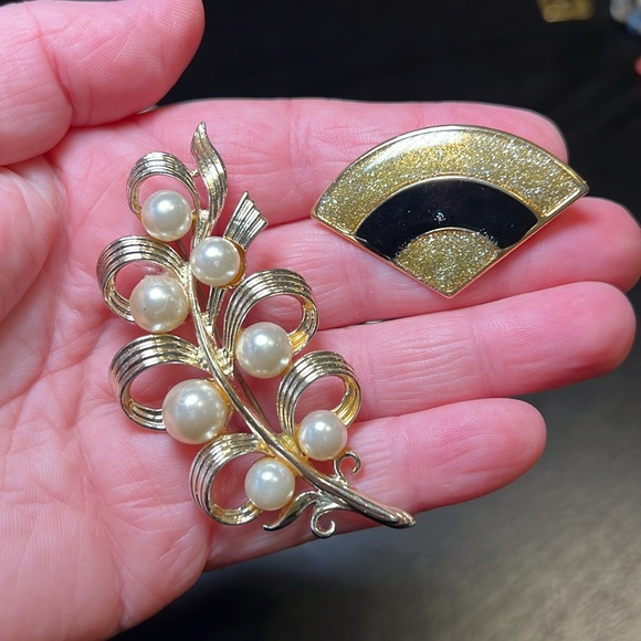 Vintage to modern estate jewelry lot - earrings, bracelets, brooches/pins - Picture 7 of 15